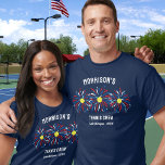 Rood Wit Blauw Vuurwerk Juli 4th Tennis Team Crew T-shirt<br><div class="desc">Super leuk en feestelijk T-shirt met Tennis Ball "vuurwerk", en 3 regels aangepaste tekst. Perfect als bijpassende vrienden en familie shirten voor uw 4 juli feest, Tennis club toernooi team shirten, tennis-liefhebbende familie reünie shirten of gewoon dagelijks plezier. Ook geweldig voor Memorial Day of Veteranendag en de perfecte manier om...</div>