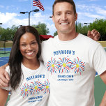Rood Wit Blauw Vuurwerk Juli 4th Tennis Team Crew T-shirt<br><div class="desc">Super leuk en feestelijk T-shirt met Tennis Ball "vuurwerk", en 3 regels aangepaste tekst. Perfect als bijpassende vrienden en familie shirten voor uw 4 juli feest, Tennis club toernooi team shirten, tennis-liefhebbende familie reünie shirten of gewoon dagelijks plezier. Ook geweldig voor Memorial Day of Veteranendag en de perfecte manier om...</div>