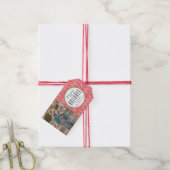Rood & Wit Chevron Gepersonaliseerde Kerstmisfoto Cadeaulabel (Met Touw)
