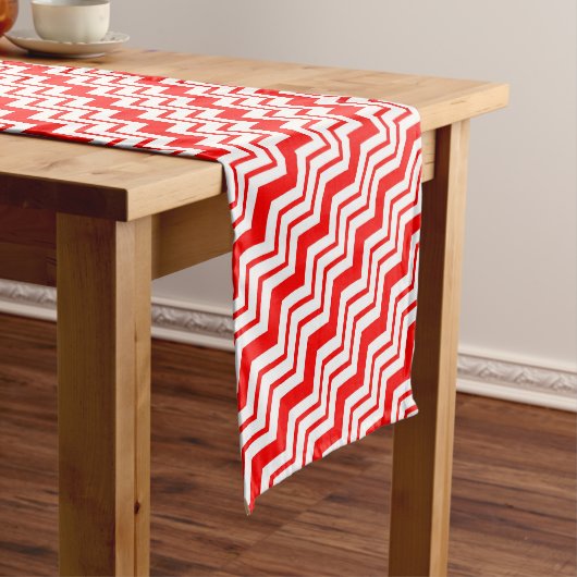 Rood Wit Chevron Zigzag Patroon Ontwerp  Korte Tafelloper (Voorbeeld)