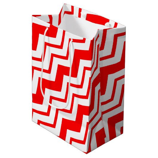 Rood Wit Chevron Zigzag Patroon Ontwerp Medium Cadeauzakje (Voorkant Gekanteld)