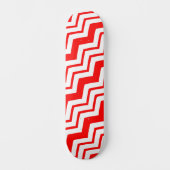 Rood Wit Chevron Zigzag Patroon Ontwerp Persoonlijk Skateboard (Voorkant)