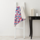Rood wit en blauw Camouflage Sherpa Deken (In situ)