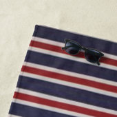 Rood-wit-en-blauw USA Monogram Stripe Design Strandlaken (In situ)