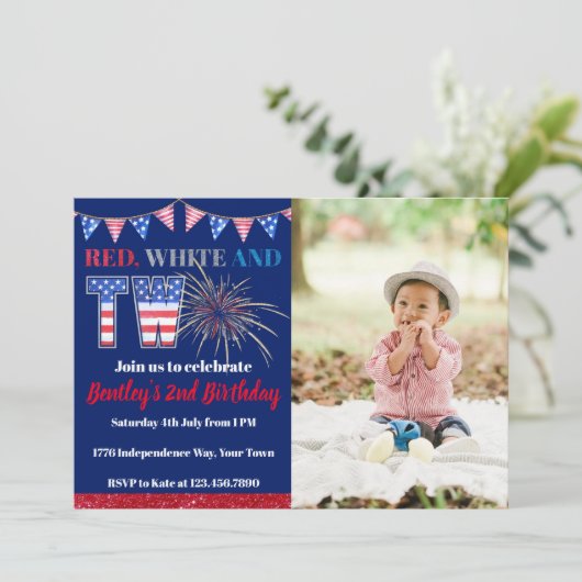 Rood wit en TWO Firecracker Birthday Kaart (Staand voorkant)