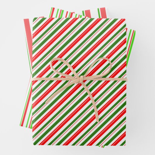 Rood, wit, groen gekleurde kerstkernen inpakpapier vel (In situ)