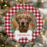 Rood & Wit Plaid Hond Foto Kerst Krans Keramisch Ornament<br><div class="desc">Voeg een rustieke touch aan uw vakantie decor met deze gepersonaliseerde rood-witte buffel plaid hond foto kerstkrans ornament. Met een feestelijke krans met groene bladeren en bessen rond de foto van uw huisdier, is dit ornament ideaal voor hondenliefhebbers die hun harige vrienden willen laten zien op hun kerstboom. Een unieke...</div>