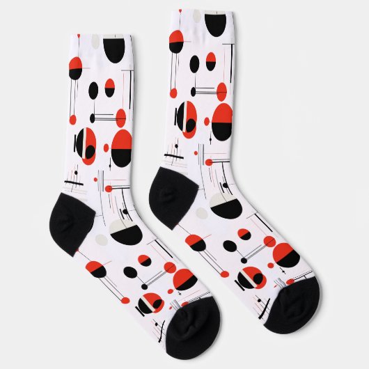Rood wit zwart bauhaus geometrische vormen op wit sokken (Rechts)