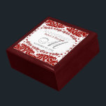 Rood-witje Jubileum-cadeaudoos Cadeaudoosje<br><div class="desc">Unieke en stijlvolle fractale kunstkant in rood en wit - Uitstekende en elegante aangepaste bruiloft, Jubileum of verloving cadeau. Personaliseer je met namen, verjaardagsdatum en monogram of nummers - gemaakt in een prachtige, houten cadeaudoos om rimpetten en juwelen te bewaren voor je speciale keepsakes. Maakt een geweldig cadeau - vul...</div>