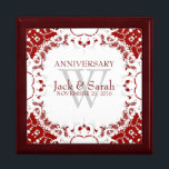 Rood-witje Jubileum-cadeaudoos Cadeaudoosje<br><div class="desc">Unieke en stijlvolle fractale kant grenst prachtige rode en witte kleuren - Uitstekende en elegante aangepaste bruiloft, Jubileum of verloving cadeau. Personaliseer je met namen, verjaardagsdatum en monogram of nummers - gemaakt in een prachtige, houten cadeaudoos om rimpetten en juwelen te bewaren voor je speciale keepsakes. Maakt een geweldig cadeau...</div>