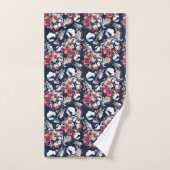 Rood, witte bloemen op blauw. bad handdoek (Handdoek)