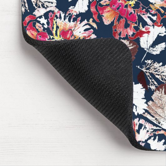 Rood, witte bloemen op blauw. muismat (Hoek)