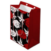 Rood, witte bloemen op zwart. medium cadeauzakje (Voorkant Gekanteld)