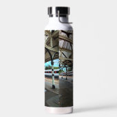 Rood-witte trein, op station Durham Waterfles (Links)