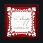Rood-wittebord Jubileum Radekdoos Cadeaudoosje<br><div class="desc">Unieke en stijlvolle fractale kunstkant in rood en wit - Uitstekende en elegante aangepaste bruiloft, Jubileum of verloving cadeau. Personaliseer je met namen, verjaardagsdatum en monogram of nummers - gemaakt in een prachtige, houten cadeaudoos om rimpetten en juwelen te bewaren voor je speciale keepsakes. Maakt een geweldig cadeau - vul...</div>