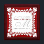 Rood-wittebord Jubileum Radekdoos Cadeaudoosje<br><div class="desc">Unieke en stijlvolle fractale kunstkant in rood en wit - Uitstekende en elegante aangepaste bruiloft, Jubileum of verloving cadeau. Personaliseer je met namen, verjaardagsdatum en monogram of nummers - gemaakt in een prachtige, houten cadeaudoos om rimpetten en juwelen te bewaren voor je speciale keepsakes. Maakt een geweldig cadeau - vul...</div>