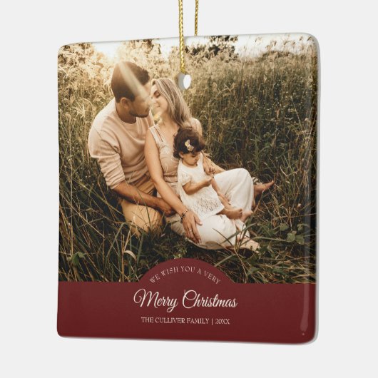 Rood Zeer Vrolijk Kerstmis Familie Foto Keramisch Ornament (Links)
