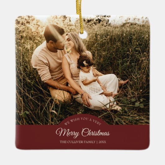 Rood Zeer Vrolijk Kerstmis Familie Foto Keramisch Ornament (Voorkant)
