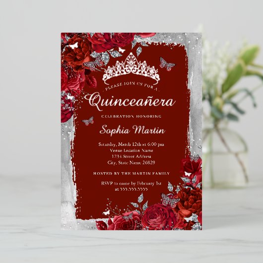 Rood Zilver Elegante Bloemvlinder Quinceanera Folie Uitnodiging (Staand Voorkant)