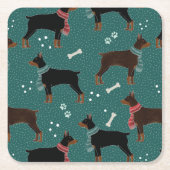 Rood & Zwart Dobermans in Sjaals Winterpatroon Kartonnen Onderzetters (Voorkant)