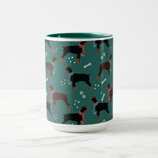 Rood & Zwart Dobermans in Sjaals Winterpatroon Mok (Midden)