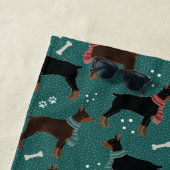 Rood & Zwart Dobermans in Sjaals Winterpatroon Strandlaken (In situ)