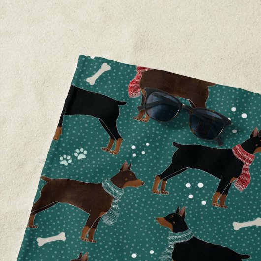 Rood & Zwart Dobermans in Sjaals Winterpatroon Strandlaken (In situ)