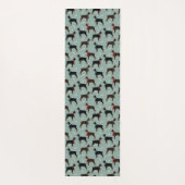 Rood & Zwart Dobermans in Sjaals Winterpatroon Yogamat (Achterkant)