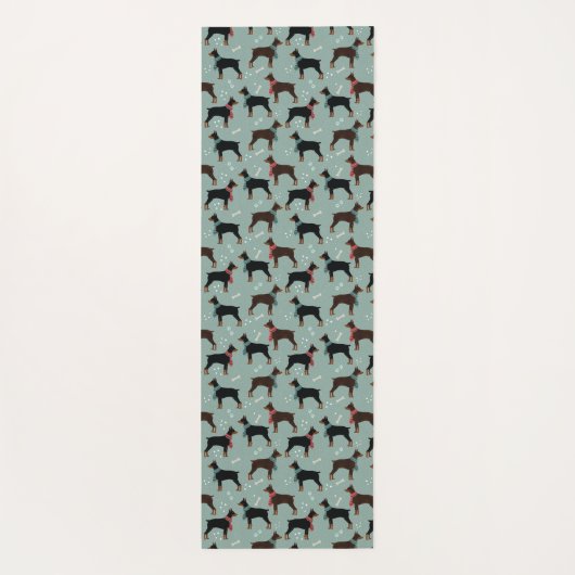 Rood & Zwart Dobermans in Sjaals Winterpatroon Yogamat (Achterkant)