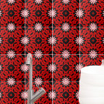 Rood zwart en wit Kaleidoscopisch geometrisch Tegeltje<br><div class="desc">Levendig en modern decoratief tegel met een naadloos patroon van geometrische vormen in zwart-wit op een rode achtergrond.</div>