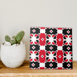 Rood zwart en wit modern geometrisch patroon tegeltje<br><div class="desc">Deze keramische tegel straalt een gevoel van tijdloze elegantie uit met zijn ingewikkelde geometrische patroon. Het ontwerp is symmetrisch en spiegelt zichzelf zowel horizontaal als verticaal, waardoor een harmonieus visueel effect ontstaat. De belangrijkste kleuren die in het ontwerp worden gebruikt zijn rood, zwart en wit, die zorgvuldig zijn gerangschikt op...</div>