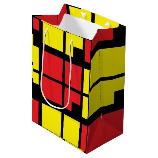Rood Zwart Geel Vierkantjes Geometrisch Patroon Medium Cadeauzakje (Voorkant Gekanteld)