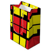 Rood Zwart Geel Vierkantjes Geometrisch Patroon Medium Cadeauzakje (Achterkant Gekanteld)