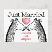 Rood & Zwart Just Married Giraffe Love Wedding Aankondigingskaart (Voorkant)