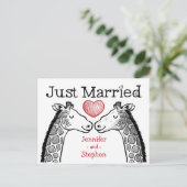 Rood & Zwart Just Married Giraffe Love Wedding Aankondigingskaart (Staand voorkant)