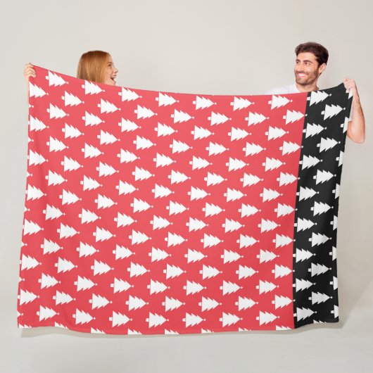 ROOD & ZWART MET RIJEN WITTE KERSTBOMEN FLEECE DEKEN (In situ)