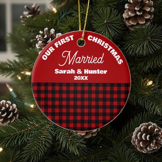 Rood & Zwart Plaid Onze 1e Kerst Getrouwd Keramisch Ornament