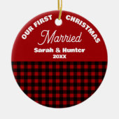 Rood & Zwart Plaid Onze 1e Kerst Getrouwd Keramisch Ornament (Voorkant)