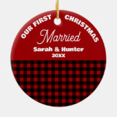 Rood & Zwart Plaid Onze 1e Kerst Getrouwd Keramisch Ornament (Achterkant)