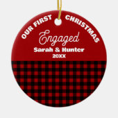 Rood & Zwart Plaid Onze 1e Kerstmis verloofd Keramisch Ornament (Voorkant)