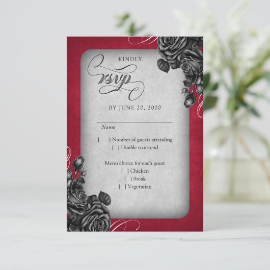 Rood Zwart Rozen Gotische bruiloft RSVP Kaartje (Staand voorkant)