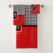Rood Zwart Wit Ⓜ Classic Houndstooth Monogram Bad Handdoek (Insitu)