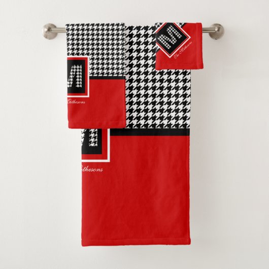 Rood Zwart Wit Ⓜ Classic Houndstooth Monogram Bad Handdoek (Insitu)