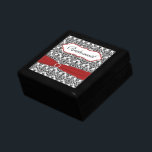 Rood, Zwart, Wit Damast Bruidsmeisje Trinket Box Cadeaudoosje<br><div class="desc">Deze aanpasbare zwart-witte damask sieradendoos heeft een rood FAUX lint en juwelenbroche erop. Je kunt het woord 'bruidsmeisje' veranderen in elk lid van een bruiloftsfeest dat je nodig hebt, zoals de naam van de ontvanger, hun monogrammen, of gewoon 'dank je'. Als u verzoeken om wijzigingen hebt, of hulp nodig hebt...</div>