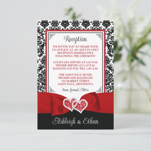 Rood, zwart, wit damast, liefdesharten behuizing RSVP kaartje (Staand voorkant)