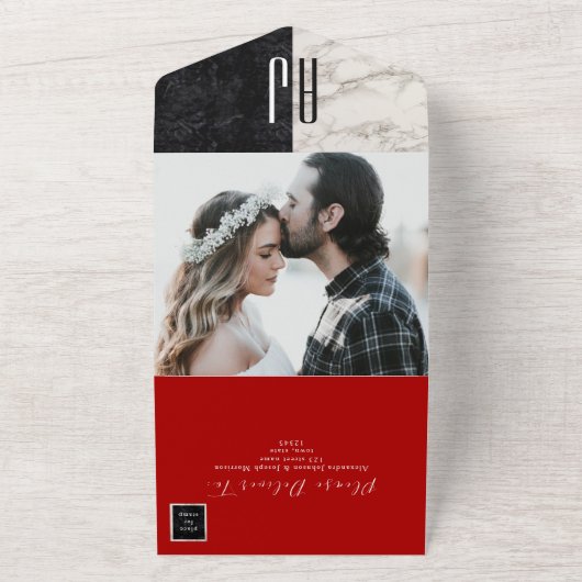 Rood zwart-wit monogram bruiloft all in one uitnodiging (Buitenkant)