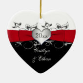 Rood, zwart, zilver onze eerste kerstversiering keramisch ornament (Achterkant)