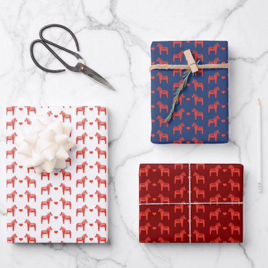 Rood Zweeds Dala Paard met Harten Holiday Inpakpapier Vel (Voorkant)