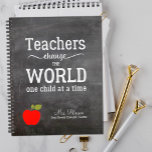 Roodappelcitaat en jouw tekst-krijtleraar planner<br><div class="desc">De lerarenplanner van de douane met rode appel en inspirerend witte typografische manuscript citeert "de leraren veranderen de wereld één kind tegelijkertijd"op een krijtbordachtergrond. Pas je aan met de naam en tekst van je leraar!</div>