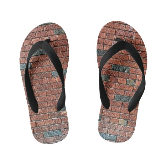 Roodbaarse/bruinachtige bakstenen wand, met wat do kinder teenslippers (Voetbed)